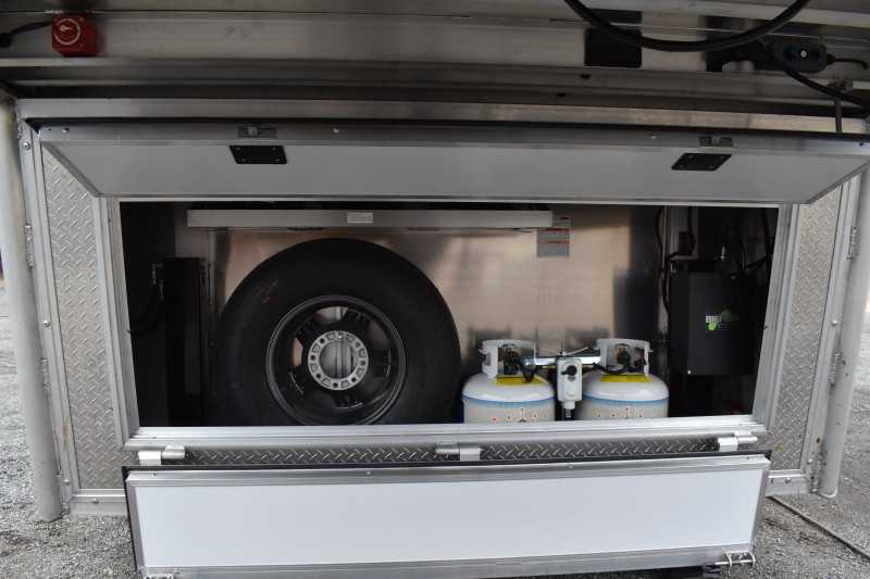 2021 Lakota Bighorn 8418GLQUG 4 Horse Trailer with 18′ Short Wall - Image 3