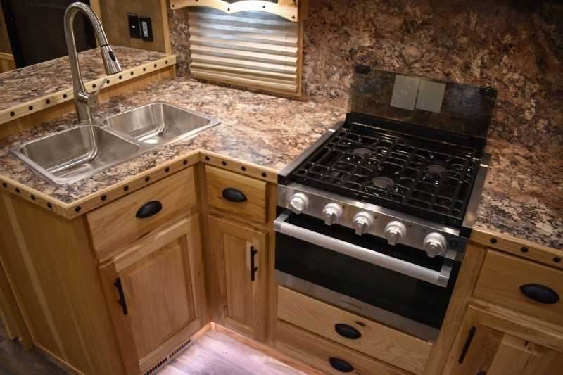 2021 Lakota Bighorn 8418GLQUG 4 Horse Trailer with 18′ Short Wall - Image 10