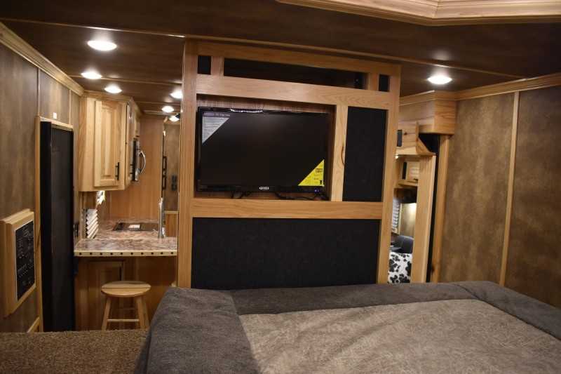 2021 Lakota Bighorn 8418GLQUG 4 Horse Trailer with 18′ Short Wall - Image 5