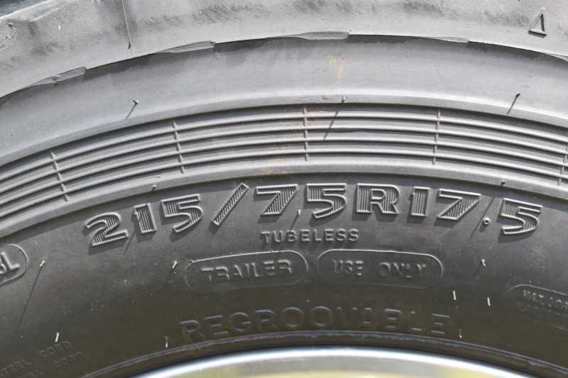 2013 Lakota Charger 8411LQ 4 Horse Trailer with 13′ Short Wall - Image 33