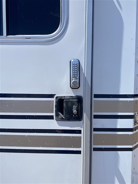 2000 Sooner 4 Horse Bumper Pull SUPER CLEAN - Image 8