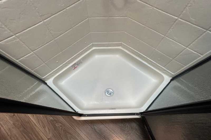 New 2024 Lakota 8313RKBGLQ Charger 3 Horse Trailer with 13′ Short Wall - Image 25