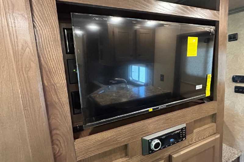 New 2024 Lakota 8313RKBGLQ Charger 3 Horse Trailer with 13′ Short Wall - Image 21