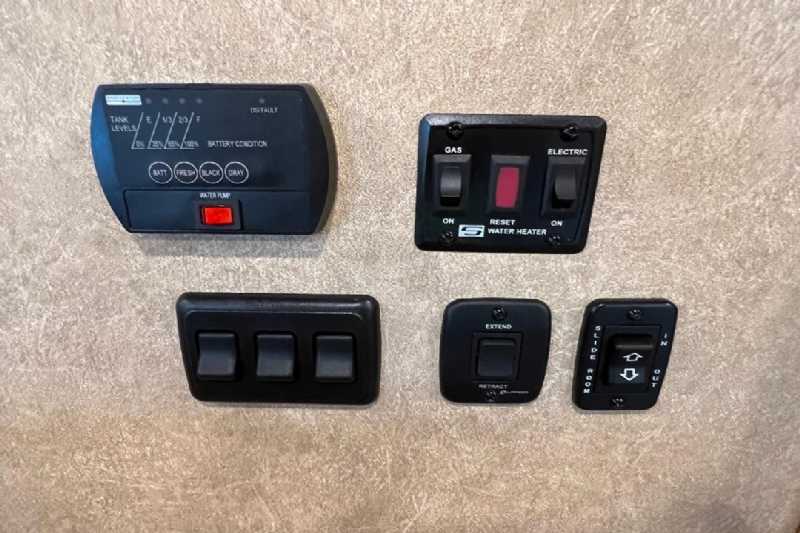 2024 Lakota Charger 8411RKGLQ 4 Horse Trailer with 11′ Short Wall - Image 15