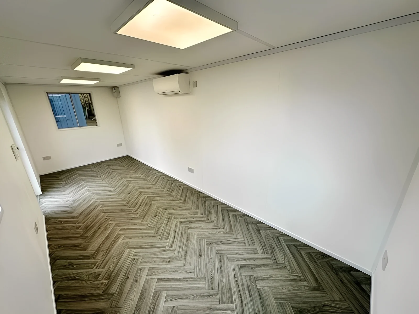 21ft x 8ft Custom Office Cabin – Refurbished Portable Building with A/C & Glazed Door - Image 3