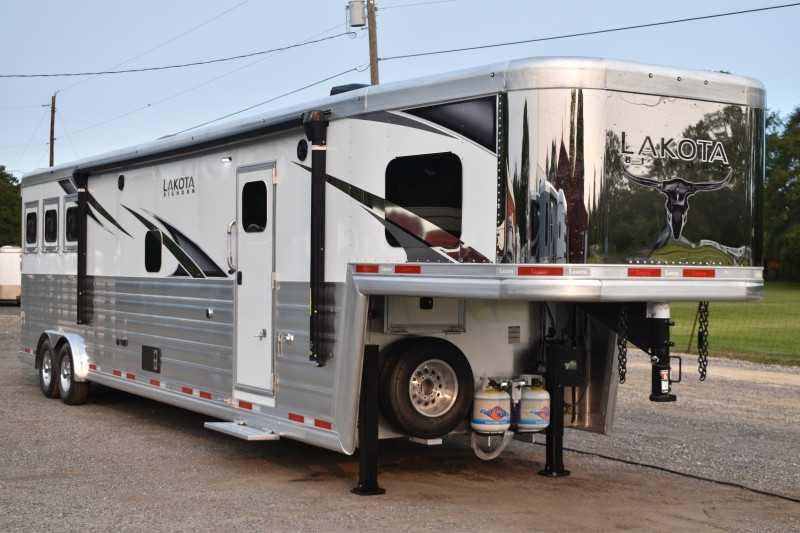 2021 Lakota BIGHORN 8316SRGLQ 3 Horse Trailer with 16′ Short Wall - Image 6