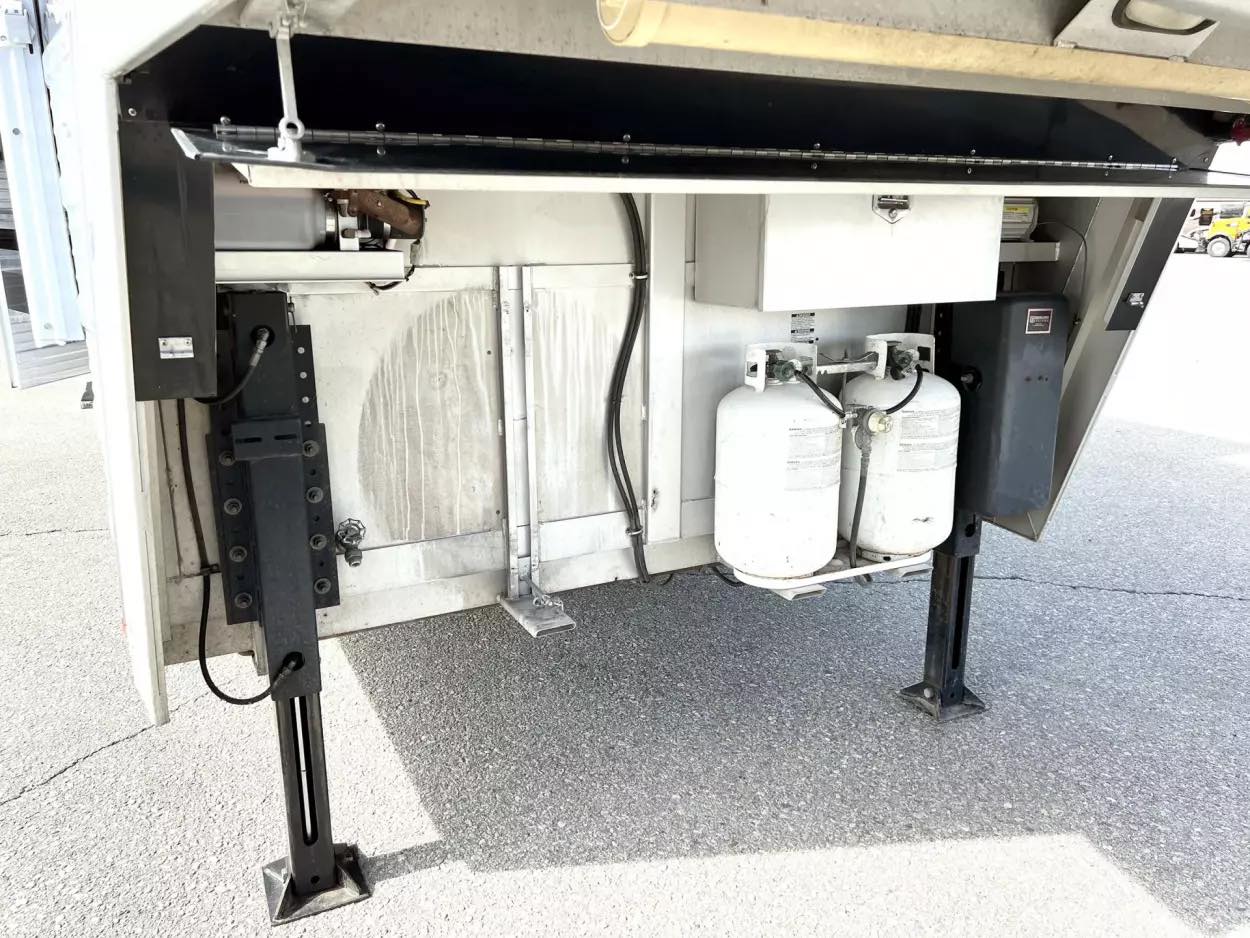 Used 2013 Bloomer 4 Horse 16′ LQ, 7’Slide, Air Ride, Pod, Mister/Water Sys Air ride, HWH Slide, Integrated Pod - Image 28