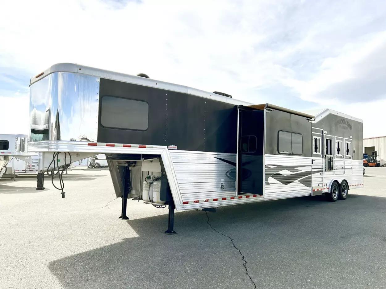 Used 2013 Bloomer 4 Horse 16′ LQ, 7’Slide, Air Ride, Pod, Mister/Water Sys Air ride, HWH Slide, Integrated Pod - Image 26