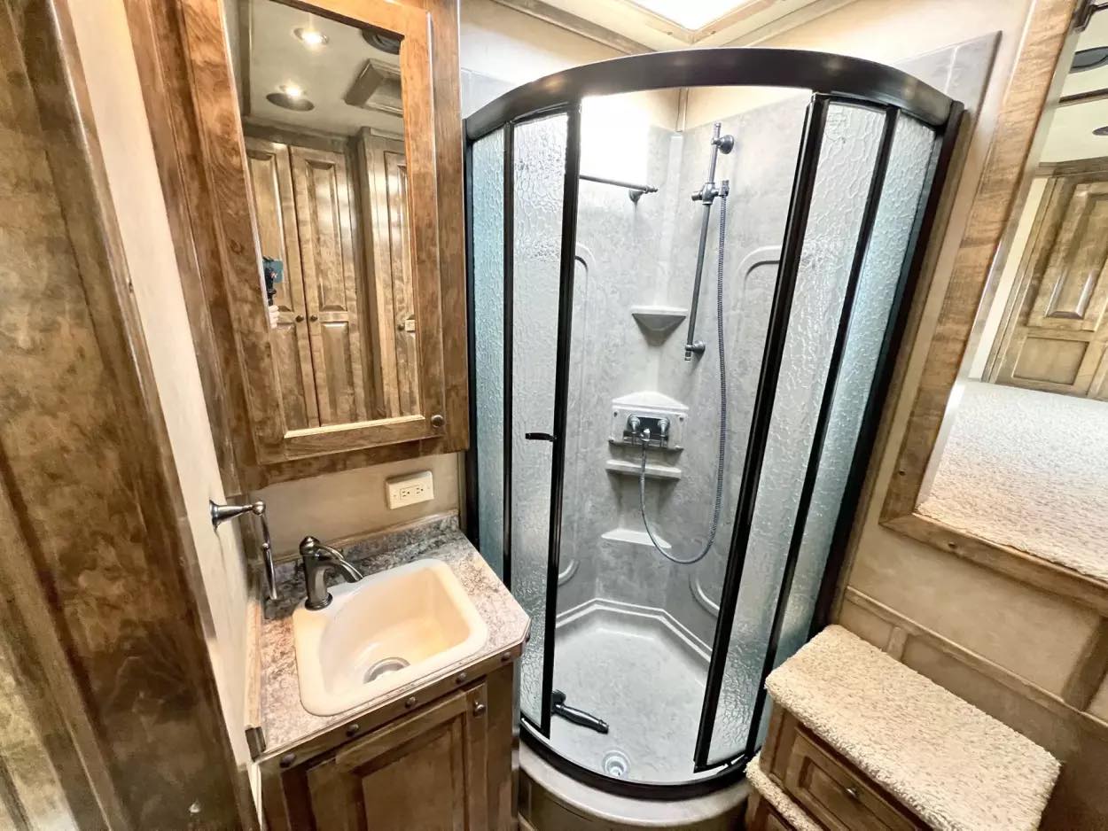 Used 2013 Bloomer 4 Horse 16′ LQ, 7’Slide, Air Ride, Pod, Mister/Water Sys Air ride, HWH Slide, Integrated Pod - Image 9