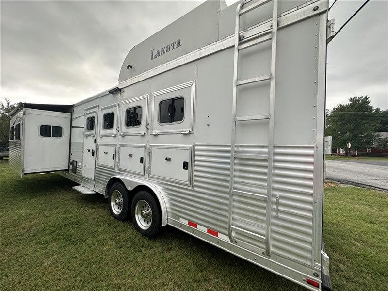 2014 Lakota Bighorn 8416, Generator, Couch, Dinette 17’ Shortwall, 4 Horse Trailer, 12′ Slide. - Image 4