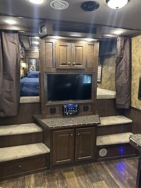 2014 Lakota Bighorn 8416, Generator, Couch, Dinette 17’ Shortwall, 4 Horse Trailer, 12′ Slide. - Image 20