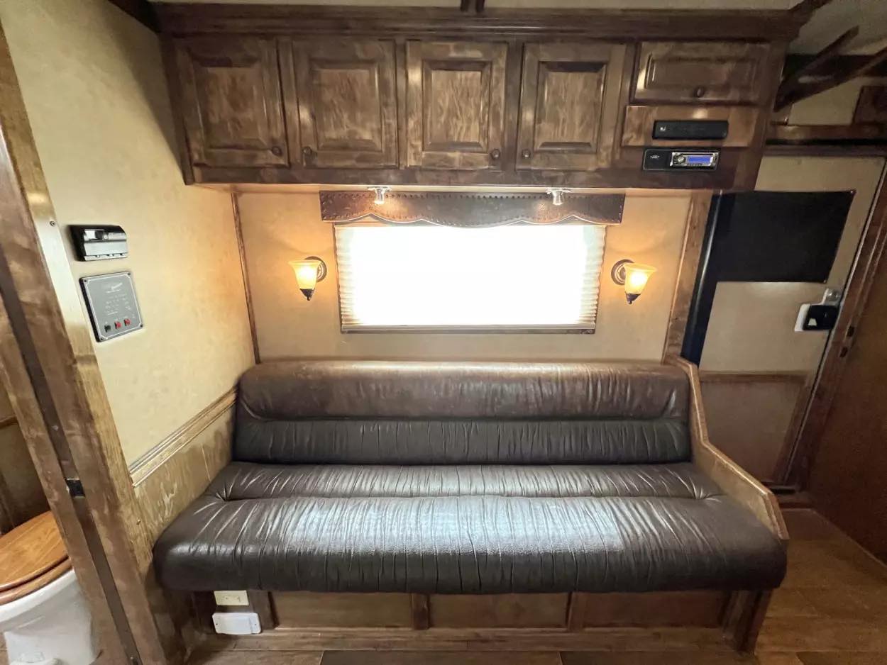 Used 2013 Bloomer 4 Horse 16′ LQ, 7’Slide, Air Ride, Pod, Mister/Water Sys Air ride, HWH Slide, Integrated Pod - Image 11