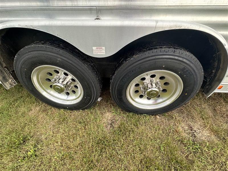 2014 Lakota Bighorn 8416, Generator, Couch, Dinette 17’ Shortwall, 4 Horse Trailer, 12′ Slide. - Image 7