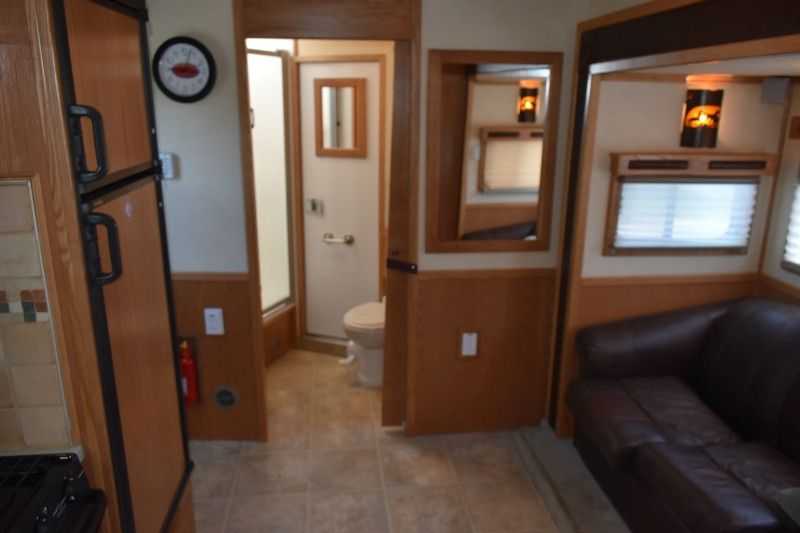 2005 Sundowner Sunlite 6LQ Horse Trailer with 11′ Short Wall 725 Grand Sierra 8612GLQ MidTack - Image 38