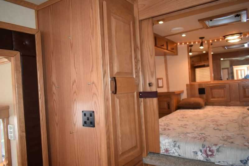 2005 Sundowner Sunlite 6LQ Horse Trailer with 11′ Short Wall 725 Grand Sierra 8612GLQ MidTack - Image 22