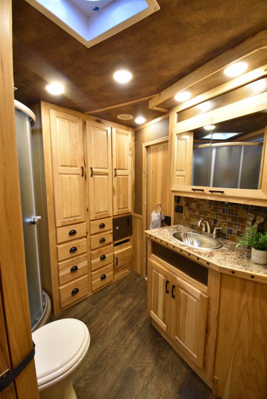 2018 Lakota Bighorn 3 Horse Living Quarters - Image 29
