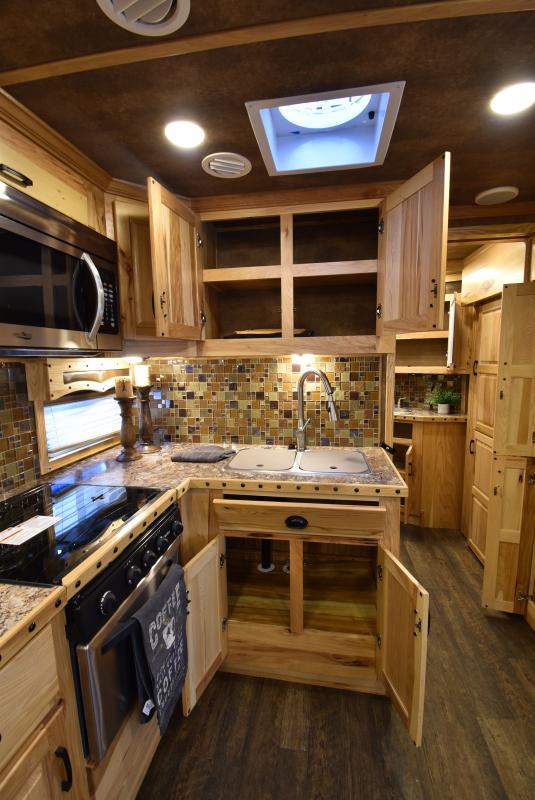 2018 Lakota Bighorn 3 Horse Living Quarters - Image 22