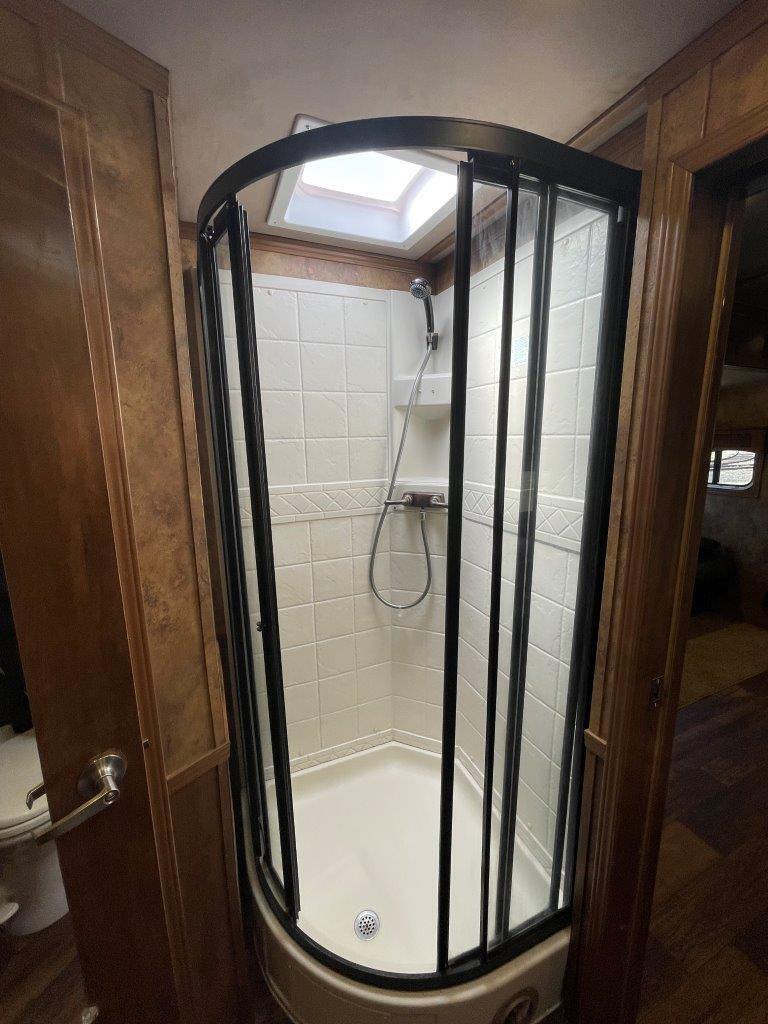 2015 Lakota Bighorn Edition 8414 4 Horse Trailer With Living Quarters “1 Slide” - Image 23